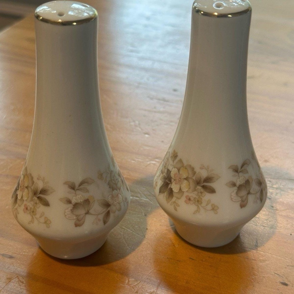 Oakbrook By Nitto Salt and Pepper Shakers Japan Mid Century Mod Florals White